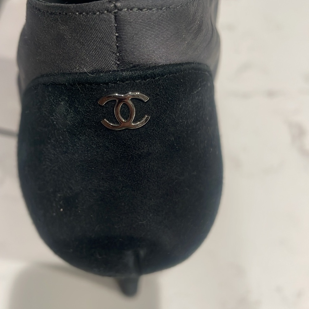 CHANEL Black Heeled Boots with Bow Accent - Picture 8 of 9